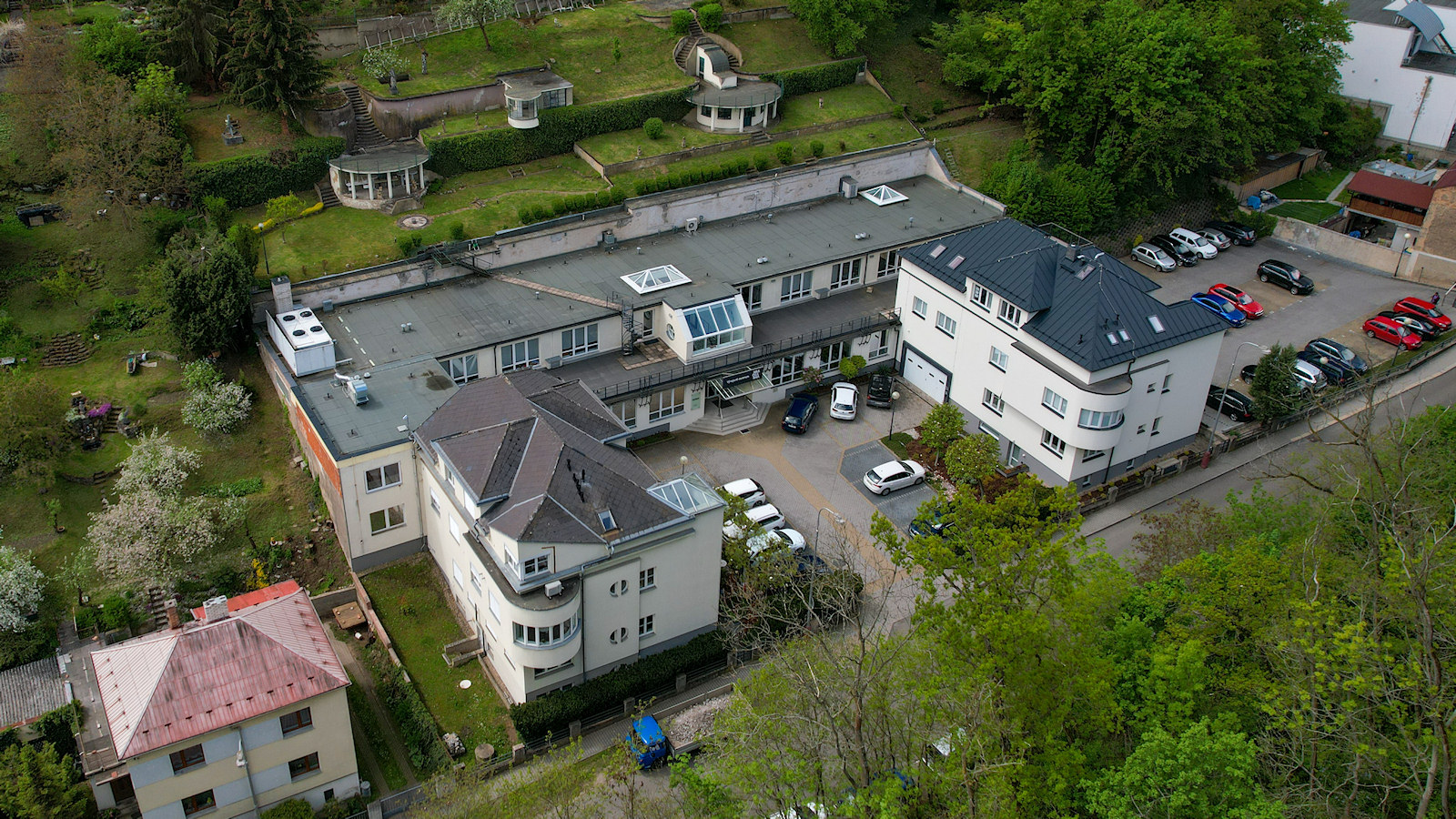 Moderní firemní budova letecky - Dron